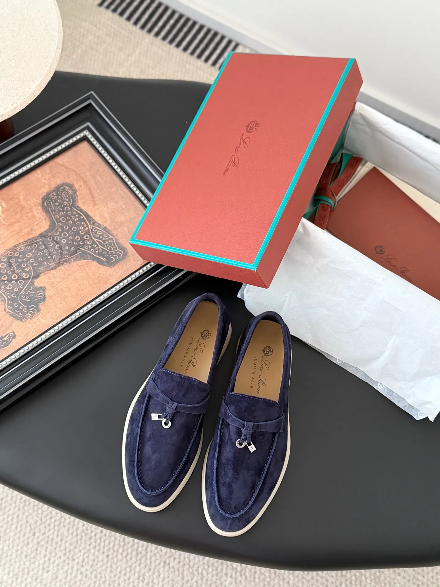👟👟Ex-factory price 480👟👟 Top-quality double-layered genuine leather loafers. The quality is authentic. LP only sells high-end versions. Summer walk only has O pairs and countless pairs. The aesthetics and choice of shoes are also a kind of self-expression. Loro captures me with the comfort of walking on clouds. It adapts to the comfortable and relaxed state of wearing on weekdays, allowing i people to shuttle freely in relaxation and leisure. Double-layer leather on the upper, sheepskin lining Original outsole Size: 35-44